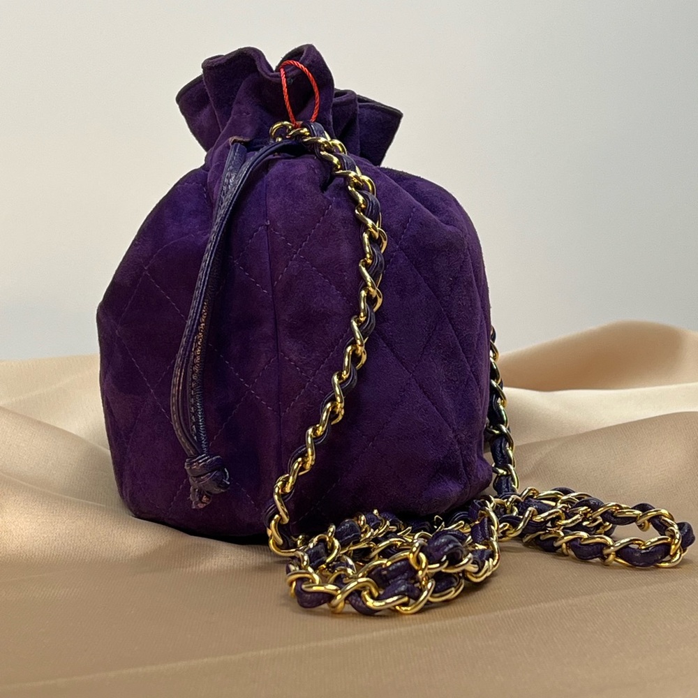 AMAZING CHANEL VINTAGE PURPLE bag with drawstring handles, 24 gold-plated chain. - Picture 2 of 12